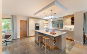 Microwave, oven, dishwasher, high chair - 4 Bed in Ambleside (oc-lr003) (Ambleside)