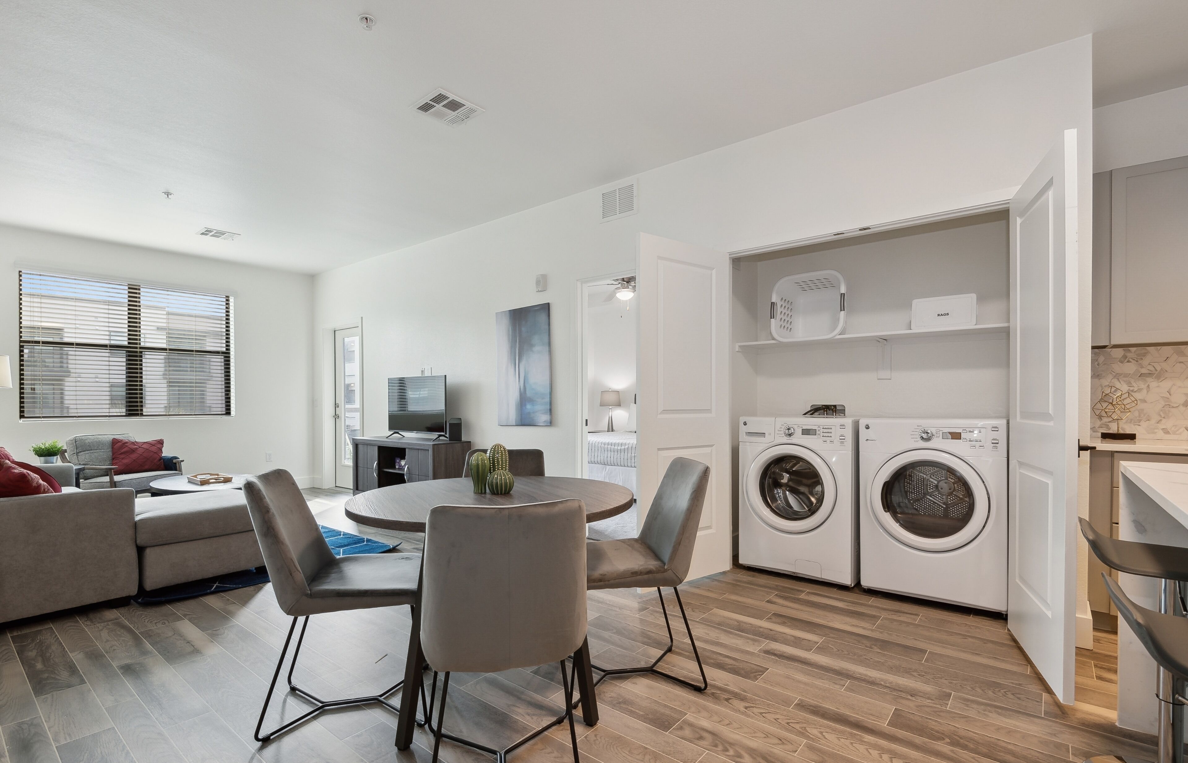 Downtown Phoenix Resort Style Pool And Gym Furnished Two Bedroom - Phoenix, AZ