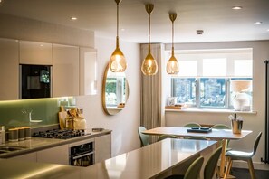Microwave, oven, dishwasher, high chair - 3 Bed in Windermere (oc-lr235) (Windermere)