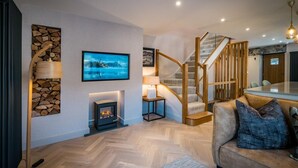 TV - 3 Bed in Windermere (oc-lr228) (Windermere)