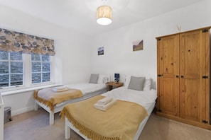 Bügeleisen/Bügelbrett, Reisekinderbett, kostenloses WLAN, Bettwäsche