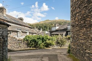 Property grounds - 4 Bed in Ambleside (oc-lr023) (Ambleside)