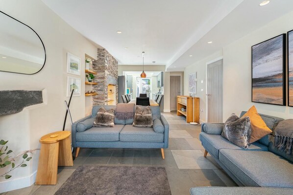 TV - 4 Bed in Ambleside (oc-lr023) (Ambleside)