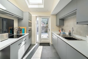 Microwave, oven, dishwasher, high chair - 4 Bed in Ambleside (oc-lr023) (Ambleside)