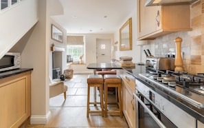 Oven, dishwasher, cookware/dishes/utensils - 1 Bed in Ambleside (oc-lr019) (Ambleside)