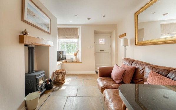 TV, fireplace - 1 Bed in Ambleside (oc-lr019) (Ambleside)