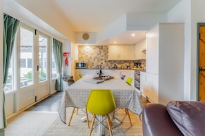 Oven, dishwasher, high chair, cookware/dishes/utensils - 3 Bed in Ambleside (oc-lr213) (Claife)