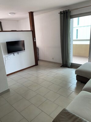Interior - Spacious 4- or 5-room apartment, 86 m², near the ocean. (Nice)