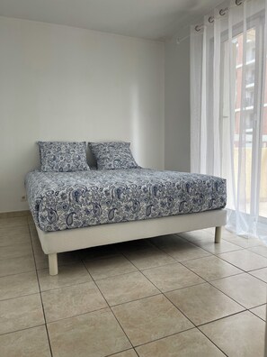 3 bedrooms, iron/ironing board, bed sheets - Spacious 4- or 5-room apartment, 86 m², near the ocean. (Nice)