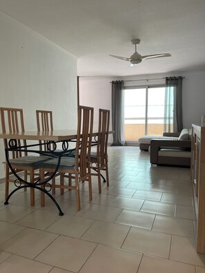 Dining - Spacious 4- or 5-room apartment, 86 m², near the ocean. (Nice)