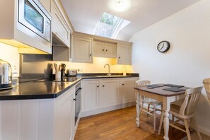 Microwave, oven, cookware/dishes/utensils - 1 Bed in Ambleside (oc-lr040) (Clappersgate)