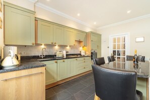 Microwave, oven, dishwasher, high chair - 2 Bed in Bowness On Windermere (oc-lr037) (Bowness on Windermere)