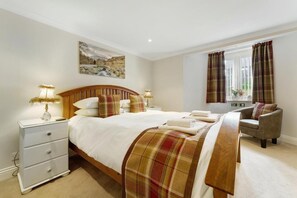 Iron/ironing board, travel cot, free WiFi, bed sheets - 2 Bed in Bowness On Windermere (oc-lr037) (Bowness on Windermere)