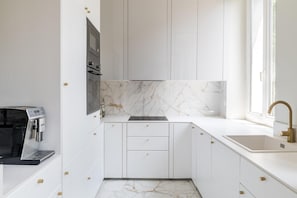 Kühlschrank, Mikrowelle, Ofen, Herdplatte