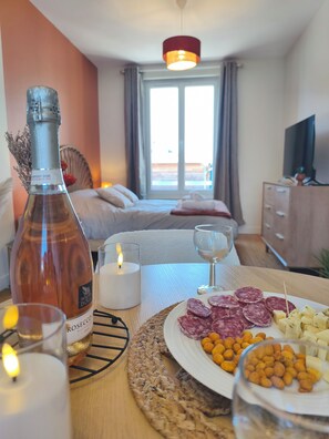 Free WiFi, bed sheets - Vrbo Property (Ault)