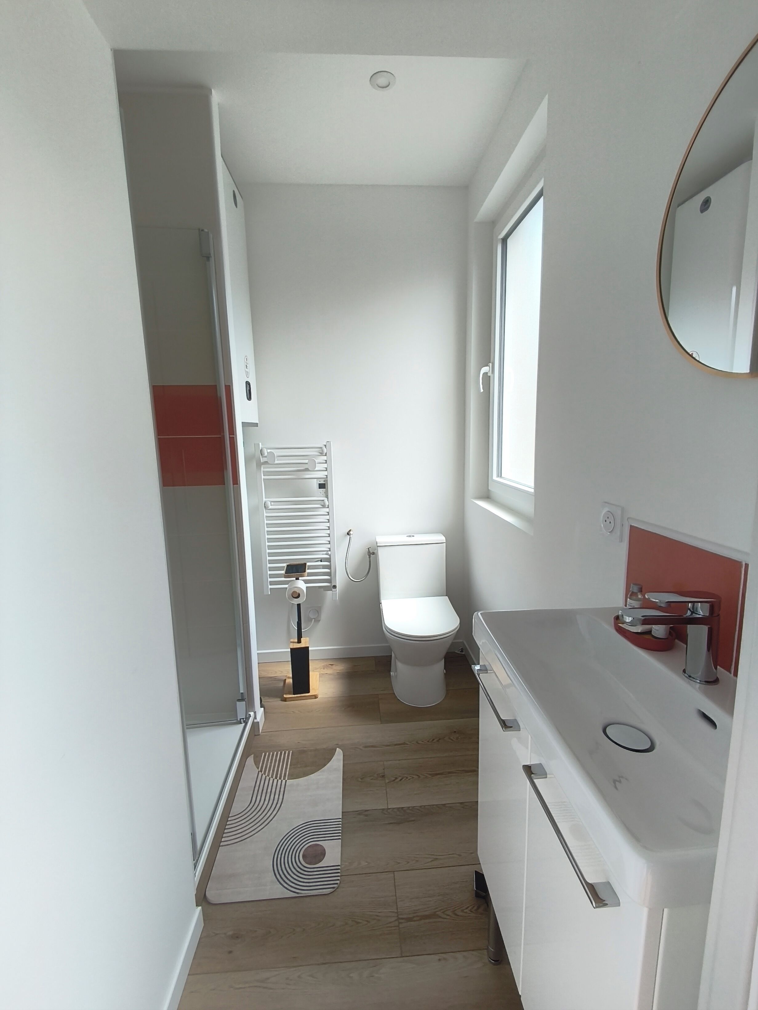 Een douche, een haardroger, handdoeken, zeep