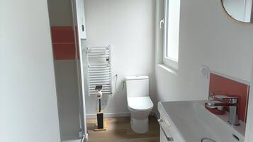 Een douche, een haardroger, handdoeken, zeep