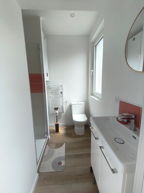 Shower, hair dryer, towels, soap - Vrbo Property (Ault)