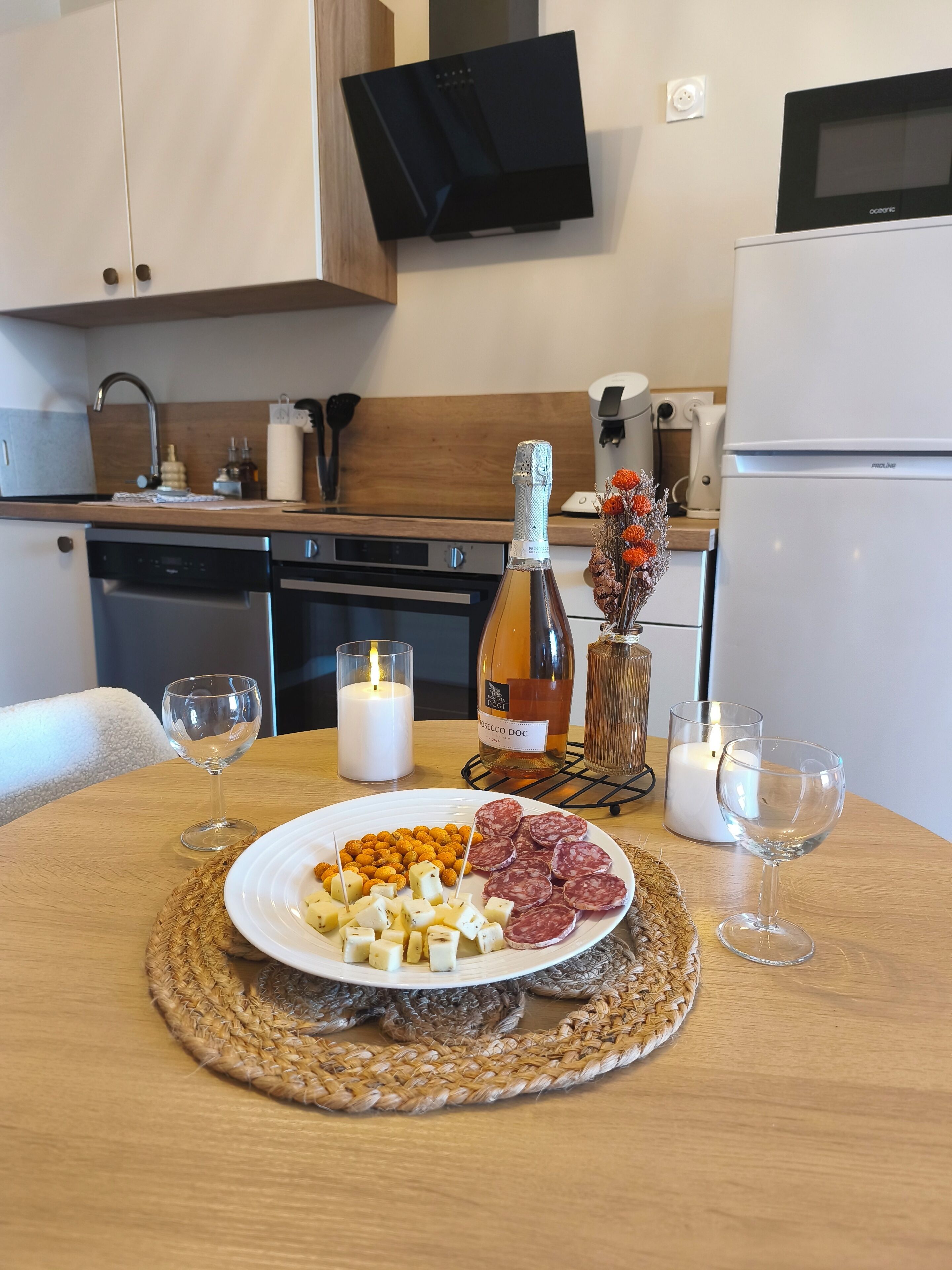 Kühlschrank, Mikrowelle, Ofen, Herdplatte