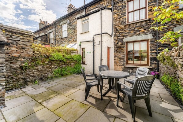 Outdoor dining - 4 Bed in Ambleside (oc-lr050) (Ambleside)