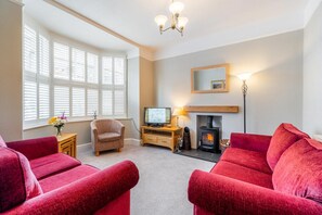TV, fireplace - 4 Bed in Ambleside (oc-lr050) (Ambleside)