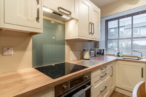 Microwave, oven, dishwasher, cookware/dishes/utensils - 4 Bed in Ambleside (oc-lr050) (Ambleside)