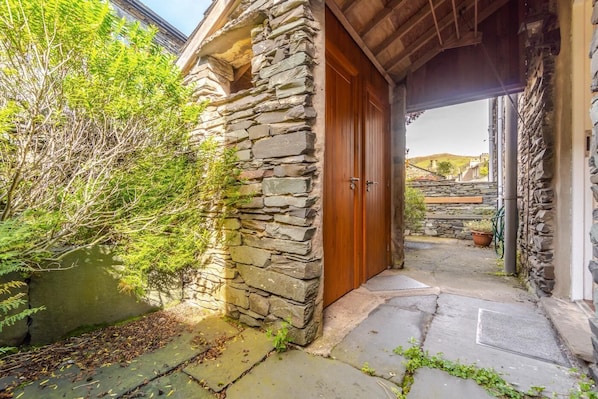 Exterior detail - 4 Bed in Ambleside (oc-lr075) (Ambleside)