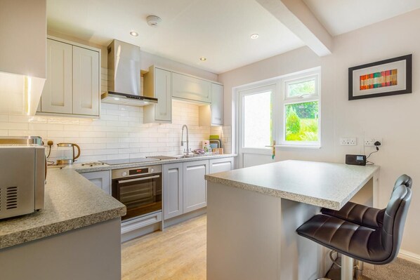 Oven, dishwasher, high chair, cookware/dishes/utensils - 3 Bed in Ambleside (oc-lr066) (Ambleside)