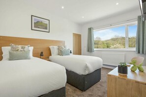 Iron/ironing board, travel cot, free WiFi, bed sheets - 4 Bed in Hawkshead (oc-lr018) (Hawkshead)