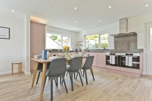 Microwave, oven, dishwasher, high chair - 4 Bed in Hawkshead (oc-lr018) (Hawkshead)
