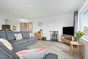 TV, fireplace - 4 Bed in Hawkshead (oc-lr018) (Hawkshead)