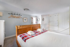 Iron/ironing board, travel cot, free WiFi, bed sheets - 2 Bed in Outgate (oc-lr086) (Outgate)