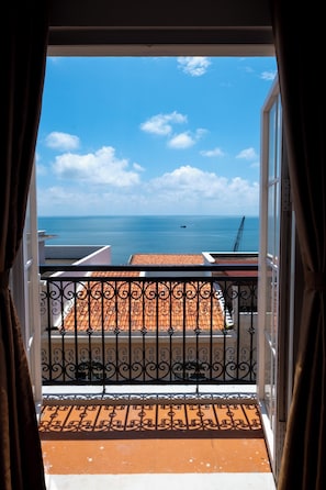 Un balcón con vista al mar y un cielo despejado.