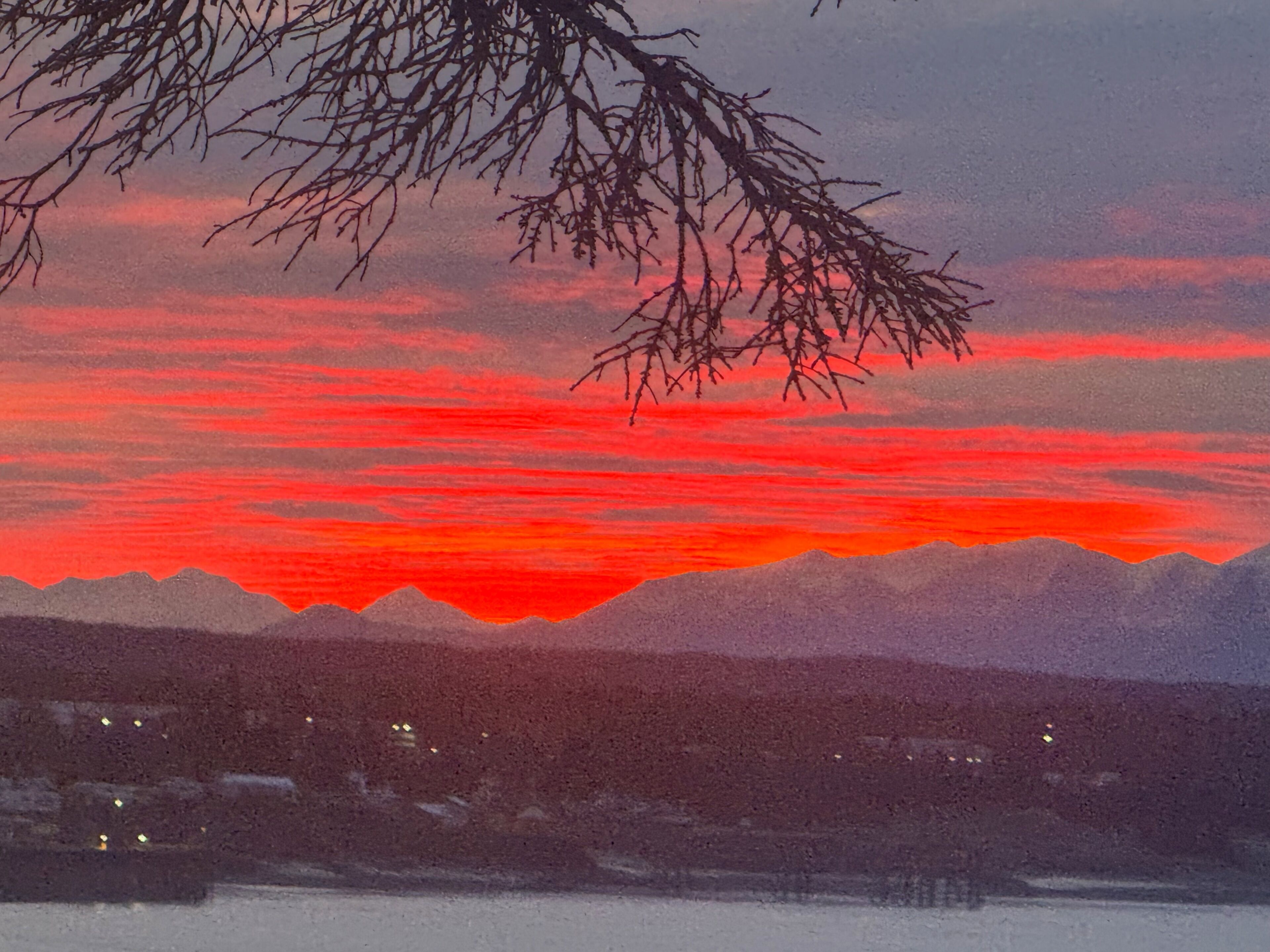 Un paysage de montagne au coucher du soleil.