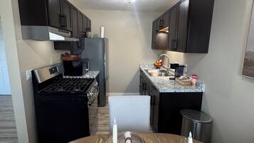 Refrigerador, microondas, horno, placa de cocina