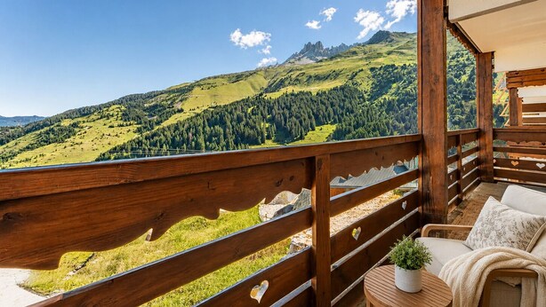 A balcony with a wooden railing overlooking a mountainous landscape. - Mont-Vallon (Les Allues)