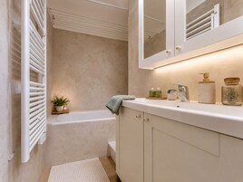 Apartamento conforto, sacada, vista para a montanha | Banheiro | Chuveiro/banheira combinados, produtos de toalete grátis