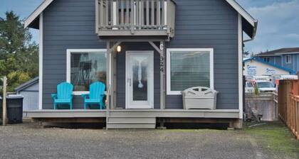 Delightful 3-bedroom cottage in Ocean Shores near the beach w/ hot tub!