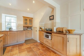 Microwave, oven, cookware/dishes/utensils - 4 Bed in Ambleside (oc-lr082) (Ambleside)