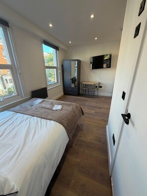 Internet, bed sheets - Vibrant Hackney Studio | City Access (Greater London)