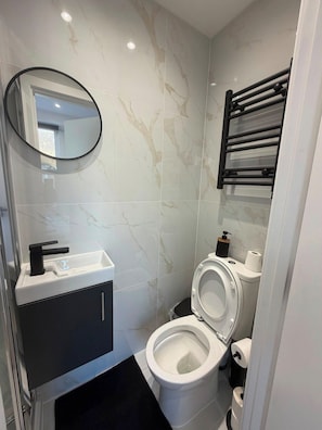 Towels - Vibrant Hackney Studio | City Access (Greater London)