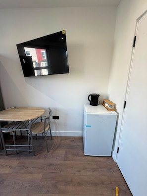 Interior - Vibrant Hackney Studio | City Access (Greater London)
