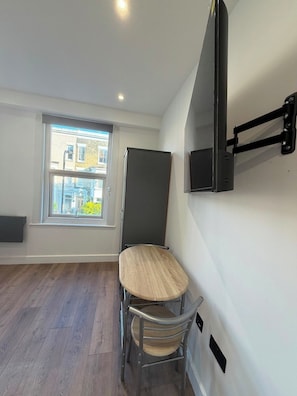 Interior - Vibrant Hackney Studio | City Access (Greater London)