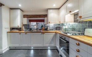 Microwave, oven, dishwasher, cookware/dishes/utensils - 1 Bed in Ambleside (oc-lr163) (Ambleside)