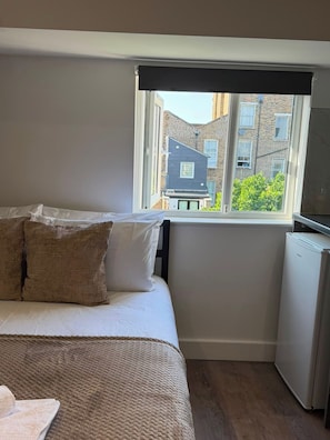 Internet, bed sheets - Sunny Hackney Studio with Excellent City Access (Greater London)