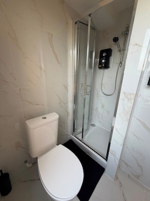 Hair dryer, towels - Sunny Hackney Studio with Excellent City Access (Greater London)