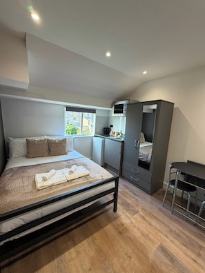 Internet, bed sheets - Sunny Hackney Studio with Excellent City Access (Greater London)