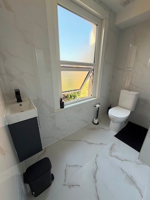 Hair dryer, towels - Sunny Hackney Studio with Excellent City Access (Greater London)