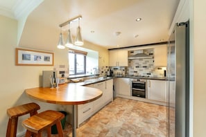 Microwave, oven, dishwasher, high chair - 4 Bed in Ambleside (oc-lr109) (Ambleside)