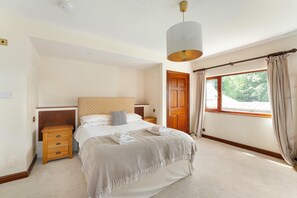 Iron/ironing board, travel cot, free WiFi, bed sheets - 3 Bed in Windermere (oc-lr110) (Windermere)